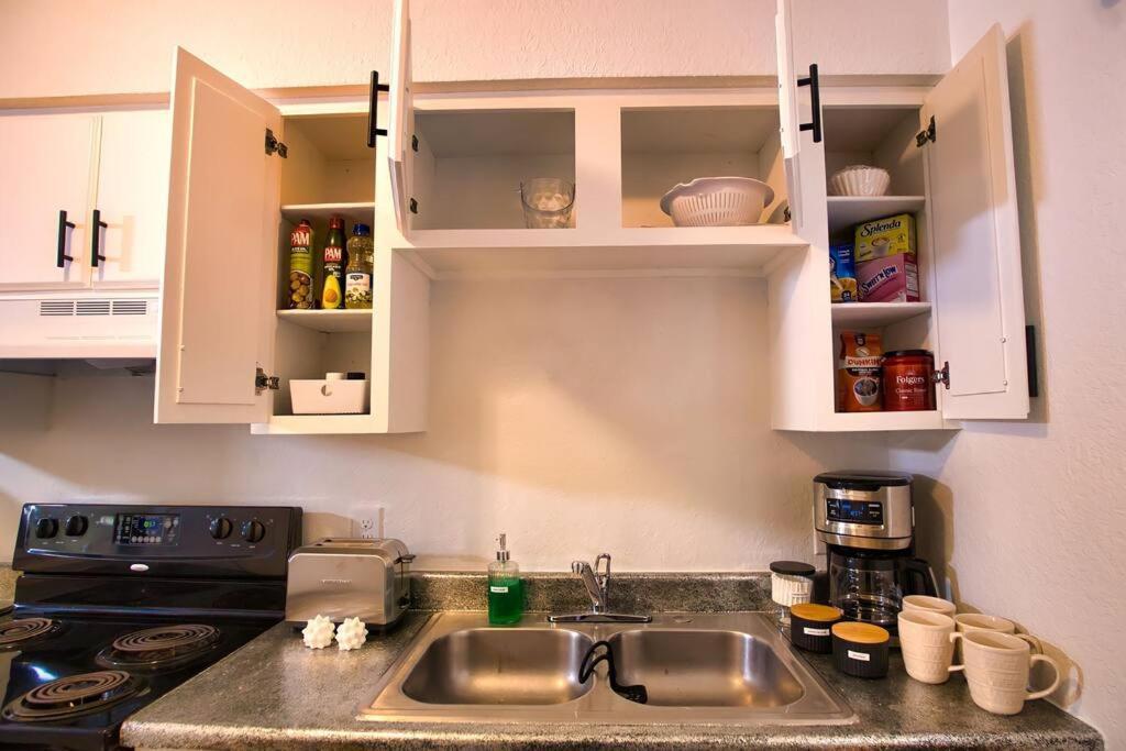 Chic & Cozy 2 Bedroom - 1 Bathroom - Rated Best Eagle Pass Esterno foto