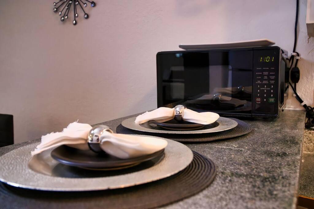 Chic & Cozy 2 Bedroom - 1 Bathroom - Rated Best Eagle Pass Esterno foto