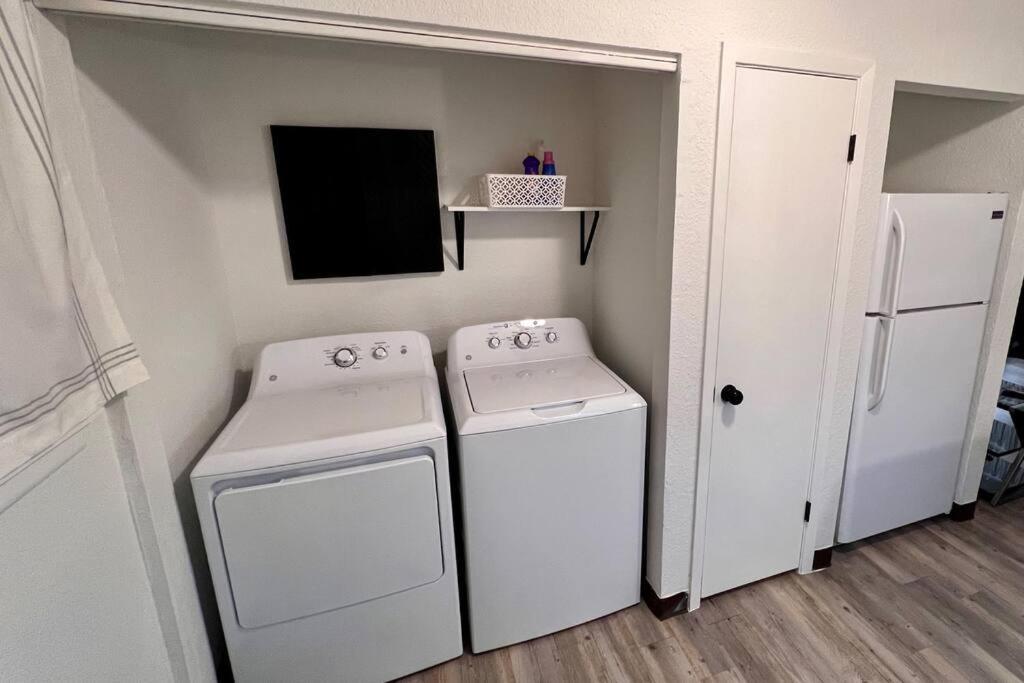 Chic & Cozy 2 Bedroom - 1 Bathroom - Rated Best Eagle Pass Esterno foto