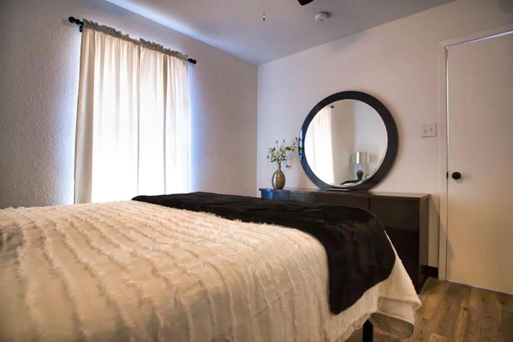 Chic & Cozy 2 Bedroom - 1 Bathroom - Rated Best Eagle Pass Esterno foto