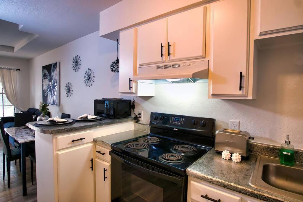 Chic & Cozy 2 Bedroom - 1 Bathroom - Rated Best Eagle Pass Esterno foto