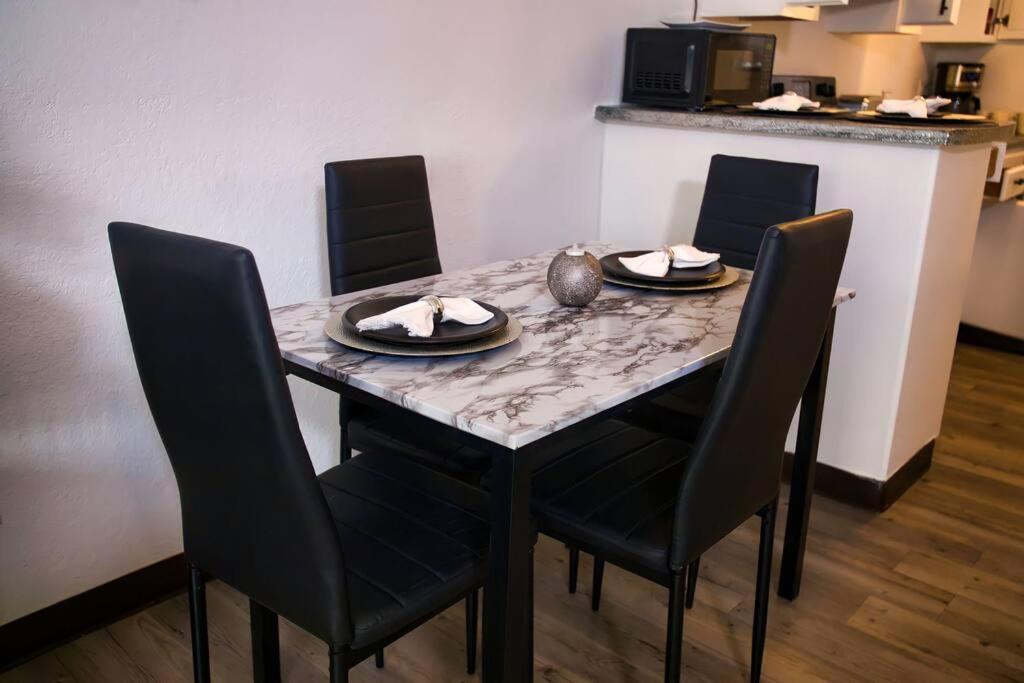 Chic & Cozy 2 Bedroom - 1 Bathroom - Rated Best Eagle Pass Esterno foto