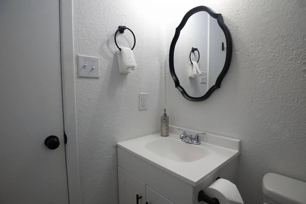 Chic & Cozy 2 Bedroom - 1 Bathroom - Rated Best Eagle Pass Esterno foto