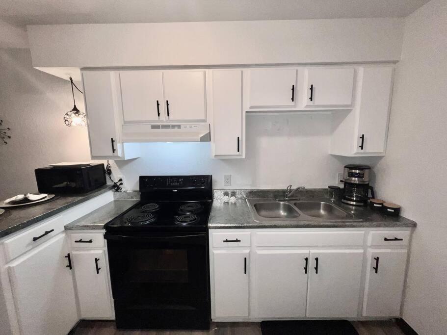 Chic & Cozy 2 Bedroom - 1 Bathroom - Rated Best Eagle Pass Esterno foto