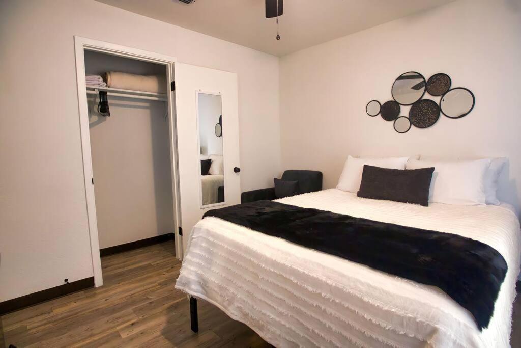 Chic & Cozy 2 Bedroom - 1 Bathroom - Rated Best Eagle Pass Esterno foto