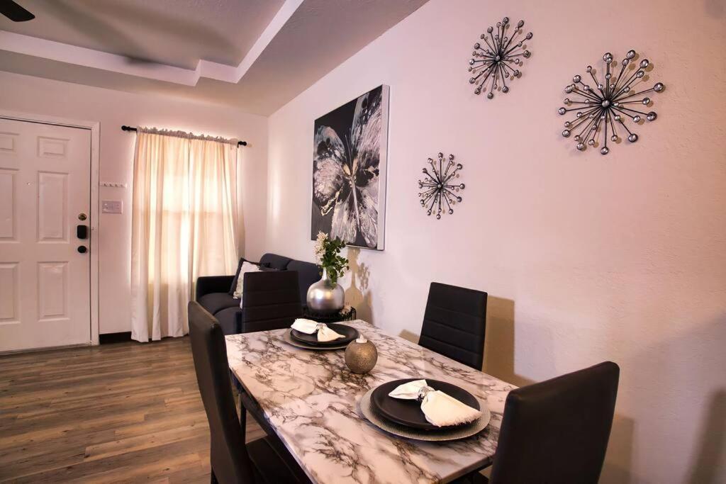 Chic & Cozy 2 Bedroom - 1 Bathroom - Rated Best Eagle Pass Esterno foto