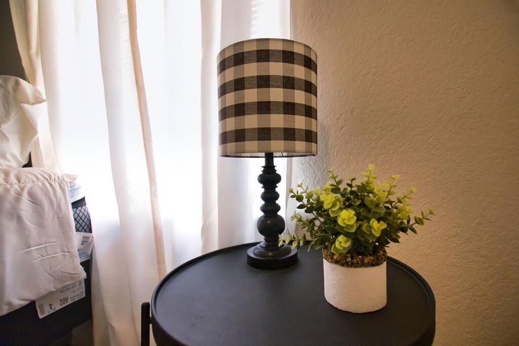 Chic & Cozy 2 Bedroom - 1 Bathroom - Rated Best Eagle Pass Esterno foto