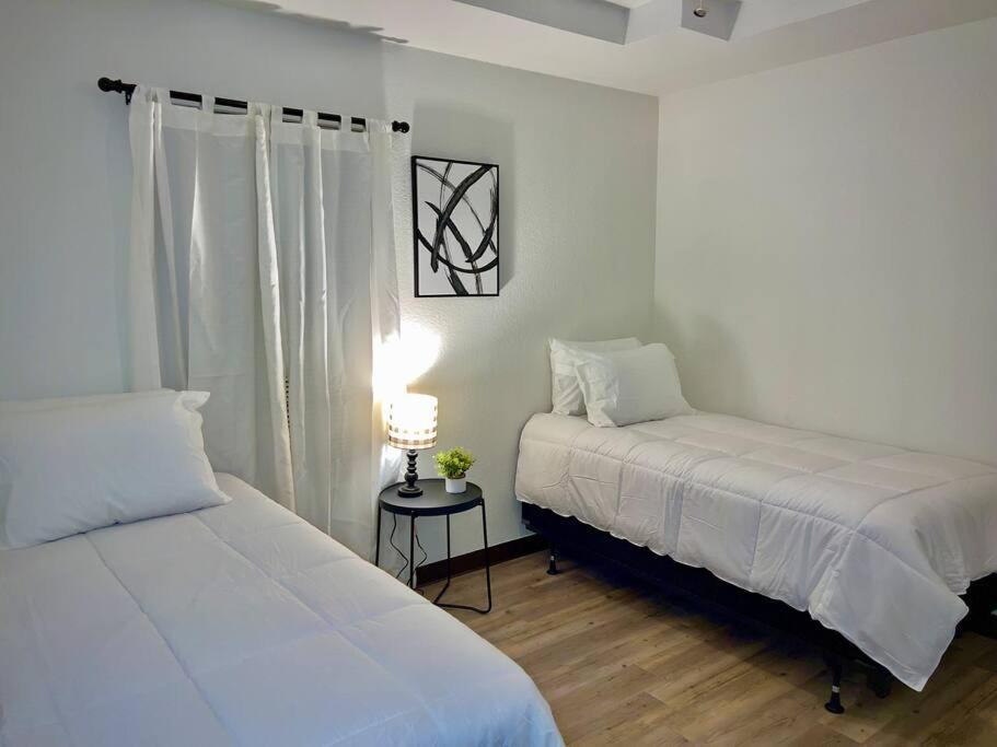 Chic & Cozy 2 Bedroom - 1 Bathroom - Rated Best Eagle Pass Esterno foto