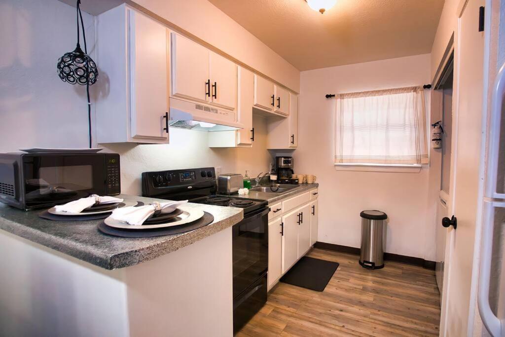 Chic & Cozy 2 Bedroom - 1 Bathroom - Rated Best Eagle Pass Esterno foto